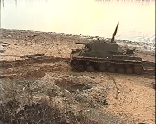 Sjunkna tank kv-1 drogs från floden — Stockvideo