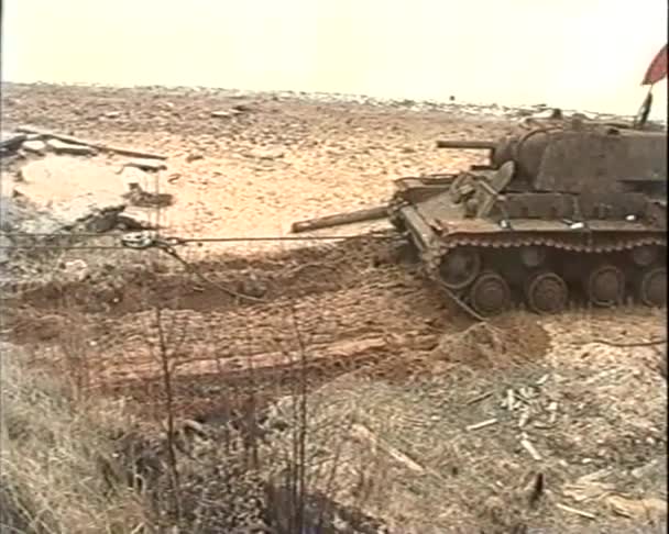 Tanque afundado KV-1 foi puxado do rio — Vídeo de Stock