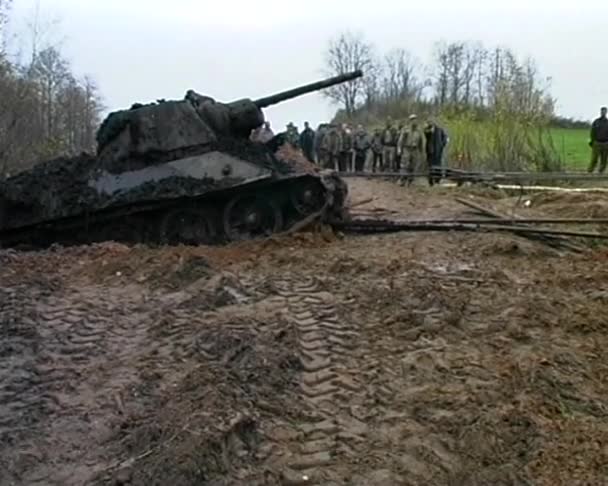 Танк Т-34 вывезен из болота — стоковое видео