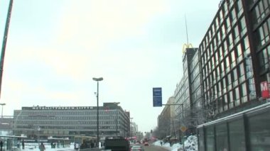 bir şehir karayolu üzerinde yüksek hızlı bir yolculuk