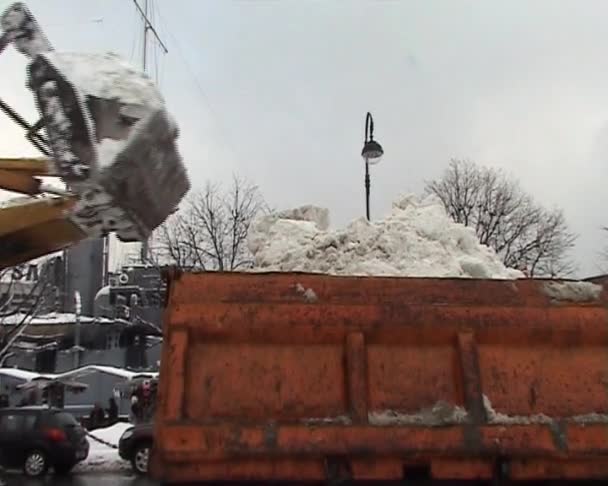 Graafmachine wist sneeuw — Stockvideo