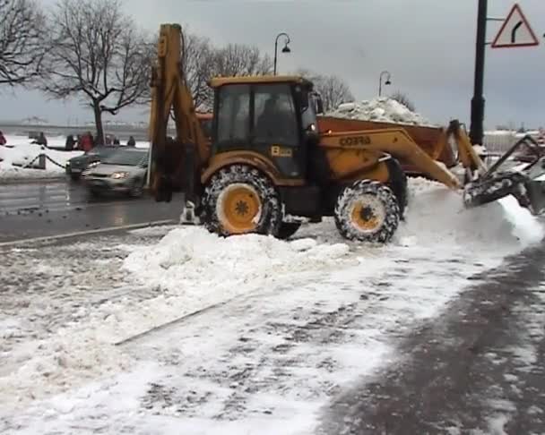 Grävmaskin rensar snö — Stockvideo