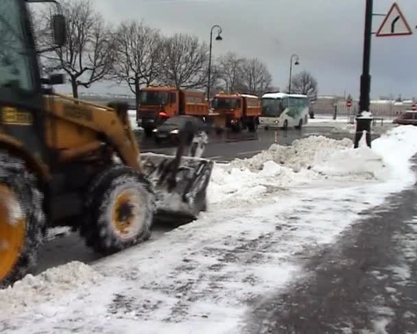 Grävmaskin rensar snö — Stockvideo