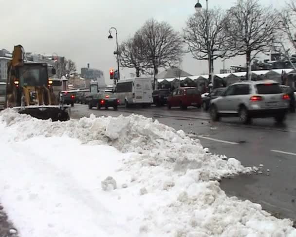 Екскаватор очищає сніг — стокове відео