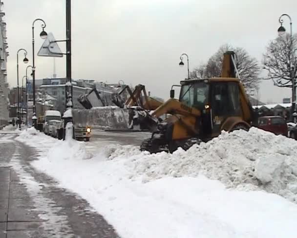 Graafmachine wist sneeuw — Stockvideo