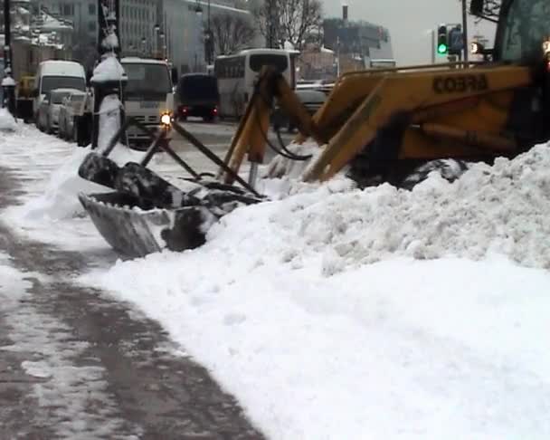 掘削機は雪をクリアします。 — ストック動画