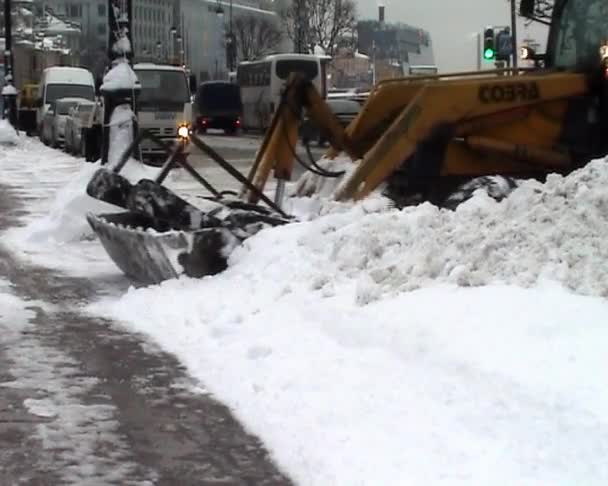 Grävmaskin rensar snö — Stockvideo