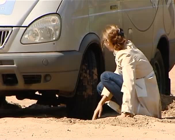 Chica socava la rueda de la máquina — Vídeos de Stock