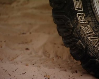 Arabanın kum üzerine sürmek