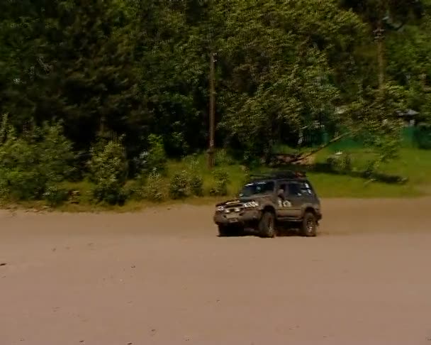 Carrera en un jeep — Vídeo de stock