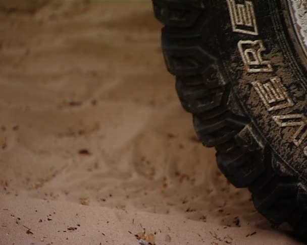 Roda de um carro passeios na areia — Vídeo de Stock