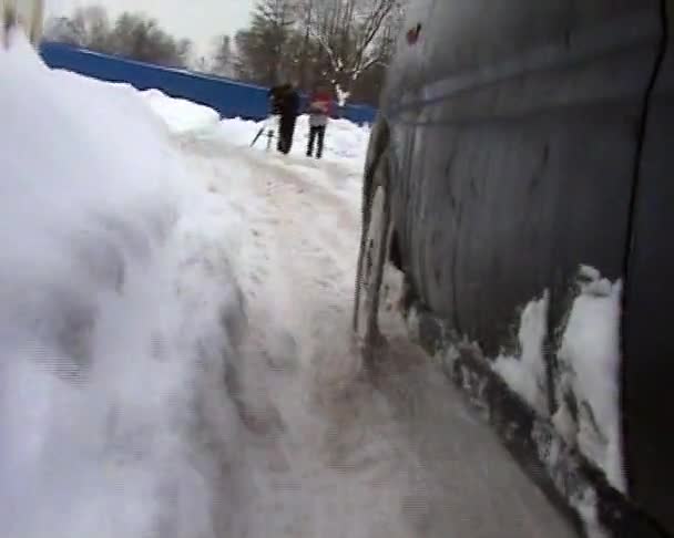 Routebeschrijving met de auto in de sneeuw — Stockvideo