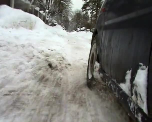 Instrucciones en coche en la nieve — Vídeo de stock