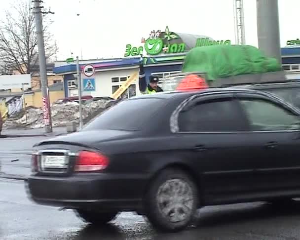 警察管制交通十字路口 — 图库视频影像
