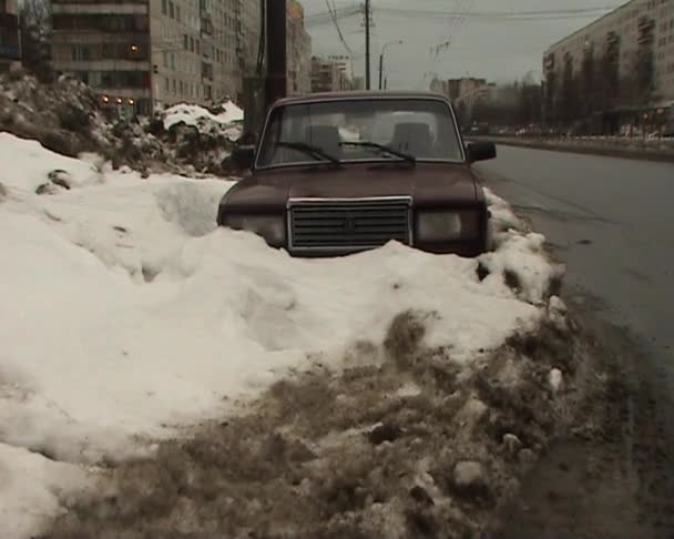 Bilen fylld med snö — Stockvideo