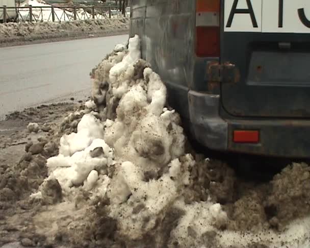 Bilen fylld med snö — Stockvideo