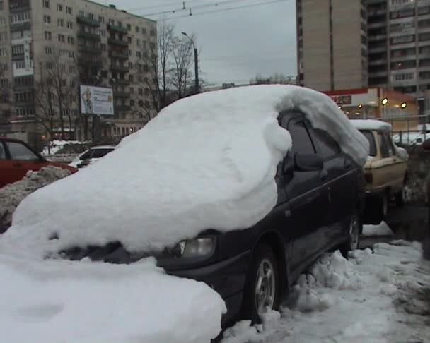 El coche se llenó de nieve — Vídeo de stock