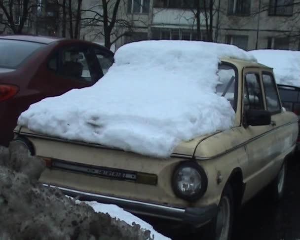 El coche se llenó de nieve — Vídeos de Stock