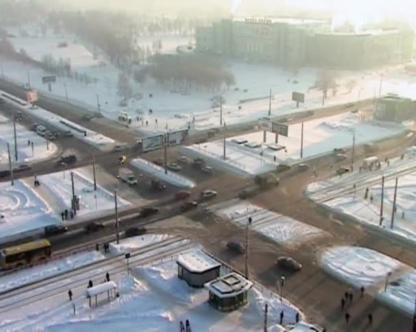 Křižovatky ve městě v zimě — Stock video