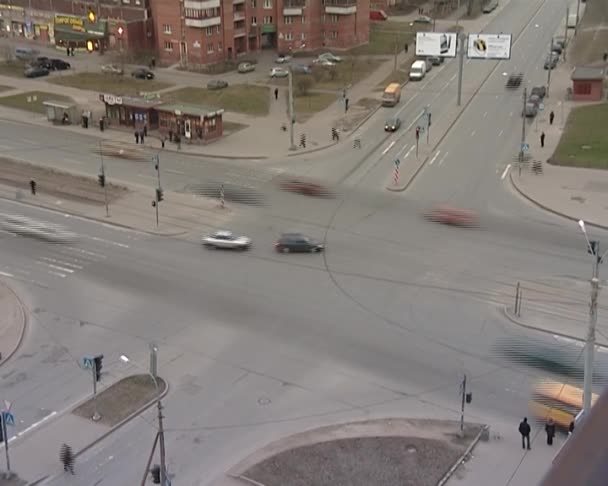 Encrucijada en una ciudad. Transporte tráfico pesado — Vídeo de stock