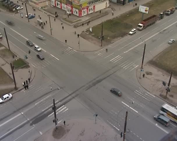 Vägskäl i en stad. transport tung trafik — Stockvideo