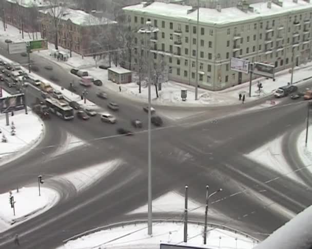 Encrucijada en una ciudad en invierno — Vídeo de stock