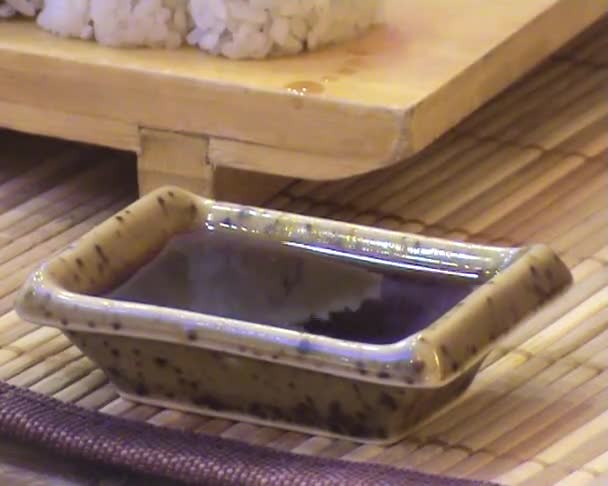 Roll en sushi — Stockvideo