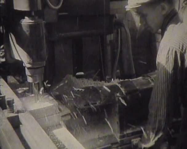 Arbeiter des ussr in der Fabrik. Wochenschau. — Stockvideo