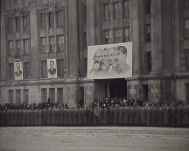 Newsreel, uma crônica da URSS. Manifestação e desfile — Vídeo de Stock