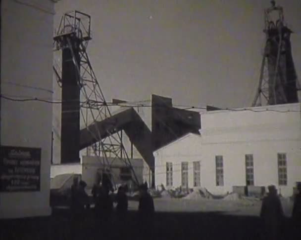 Trabajadores de la URSS en la fábrica. Noticiero . — Vídeo de stock