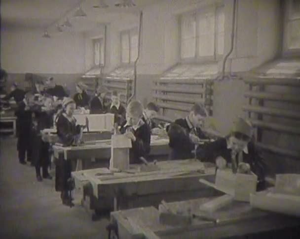 Trabalhadores da URSS na fábrica. Newsreel . — Vídeo de Stock