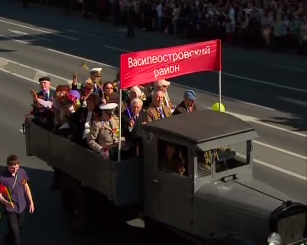 La máquina militar en el desfile festivo — Vídeo de stock