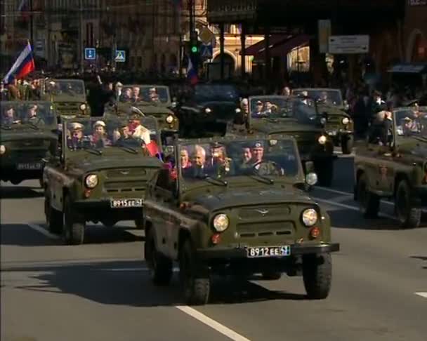 Militära maskinen i festlig parad — Stockvideo