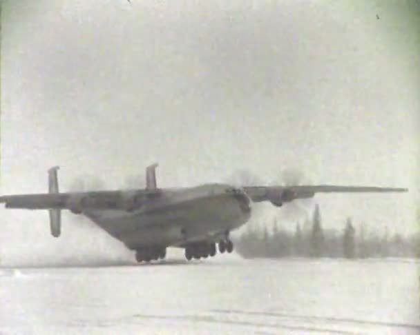 Het vliegtuig op de Noordpool. — Stockvideo