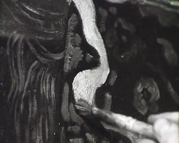 Um artista pinta um quadro . — Vídeo de Stock