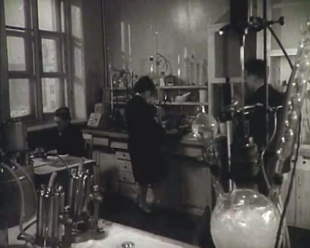 Laboratoire chimique . — Video