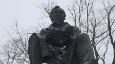 Krilov yaz bahçesinde Anıtı. Saint-petersburg