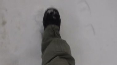 kar üzerinde video insan adımları