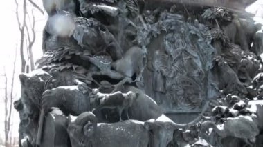 Krilov yaz bahçesinde Anıtı. Saint-petersburg