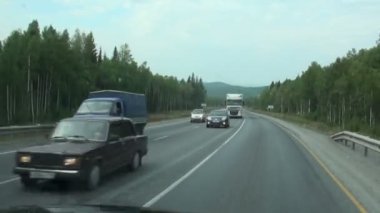 ormana yakın yolda araba ile bir gezi