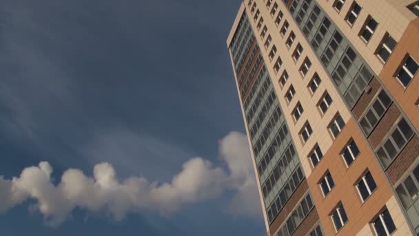 Byggnaden på himmel bakgrund — Stockvideo