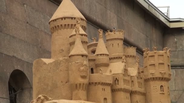 Schlösser und Figuren aus dem Sand. — Stockvideo