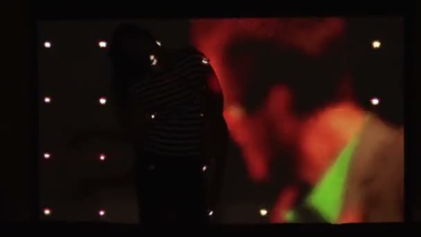 Mädchen tanzt auf dem Hintergrund-Bildschirm — Stockvideo