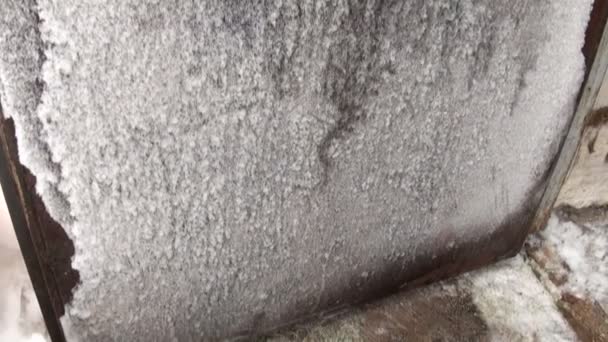 Bevroren ijzeren deur, frost — Stok video