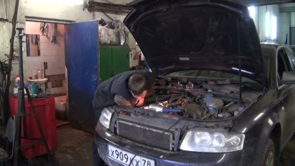 Reparatur des Autos — Stockvideo