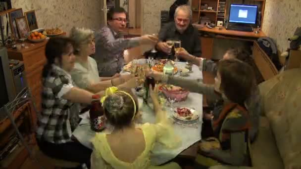 Uroczysty rodzinny przy stole — Wideo stockowe