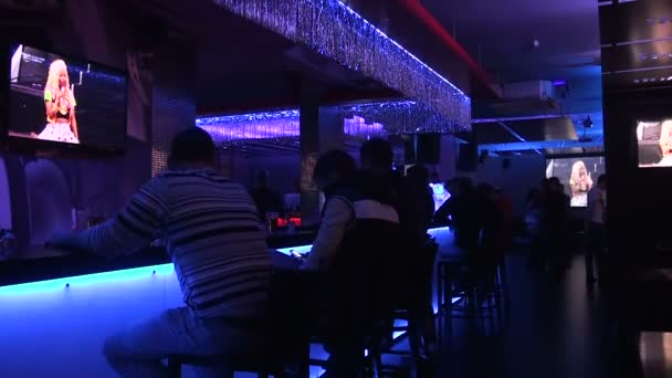 Club nocturno, visitantes . — Vídeo de stock