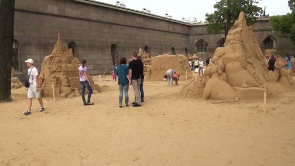 Замки и фигуры из песка . — стоковое видео