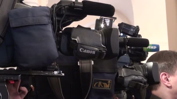 Съёмочная группа, журналисты — стоковое видео