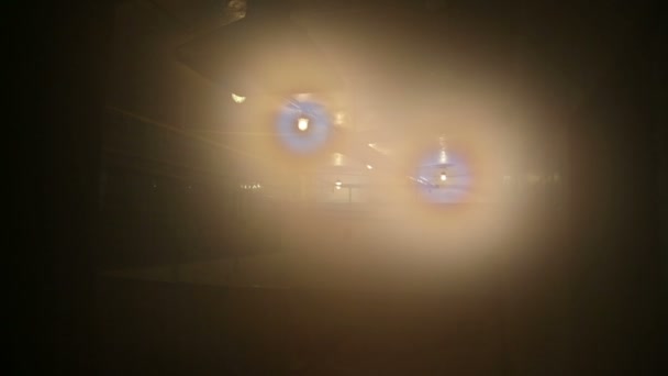 La luz en la niebla — Vídeo de stock